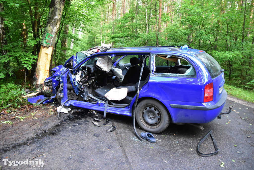 Gm. Lubiewo: Fatalnie wyglądający wypadek. Kierujący skodą octavią uderzył w drzewo!
