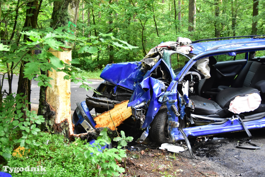 Gm. Lubiewo: Fatalnie wyglądający wypadek. Kierujący skodą octavią uderzył w drzewo!