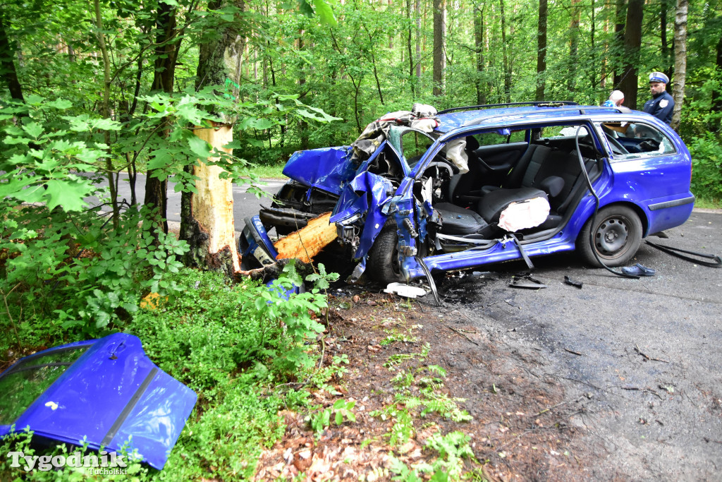 Gm. Lubiewo: Fatalnie wyglądający wypadek. Kierujący skodą octavią uderzył w drzewo!