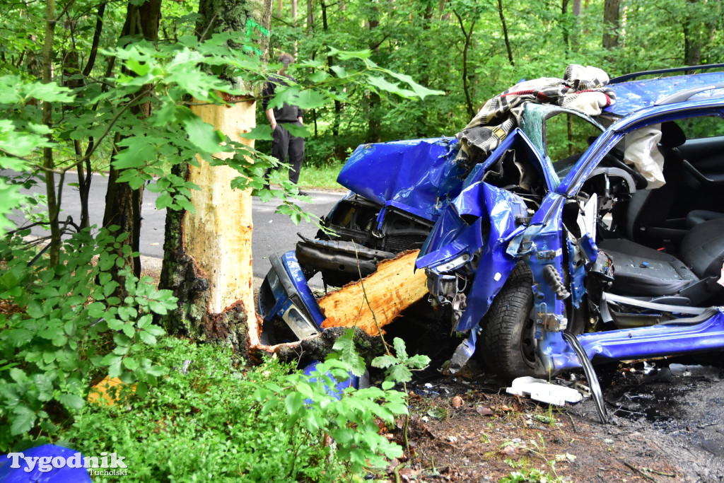 Gm. Lubiewo: Fatalnie wyglądający wypadek. Kierujący skodą octavią uderzył w drzewo!