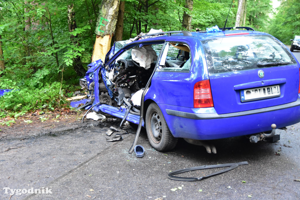 Gm. Lubiewo: Fatalnie wyglądający wypadek. Kierujący skodą octavią uderzył w drzewo!