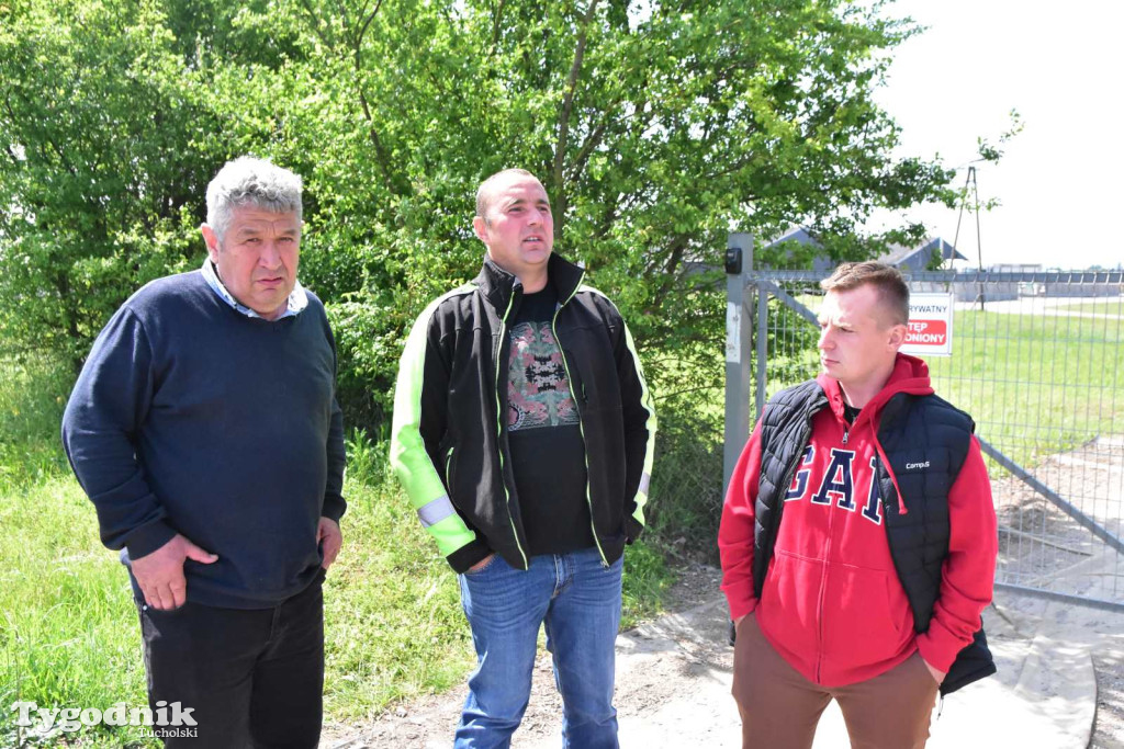 Poszkodowani rolnicy ponownie pod firmą w Sartowicach! Spotkanie w nerwowym oczekiwaniu na właściciela skupu bydła