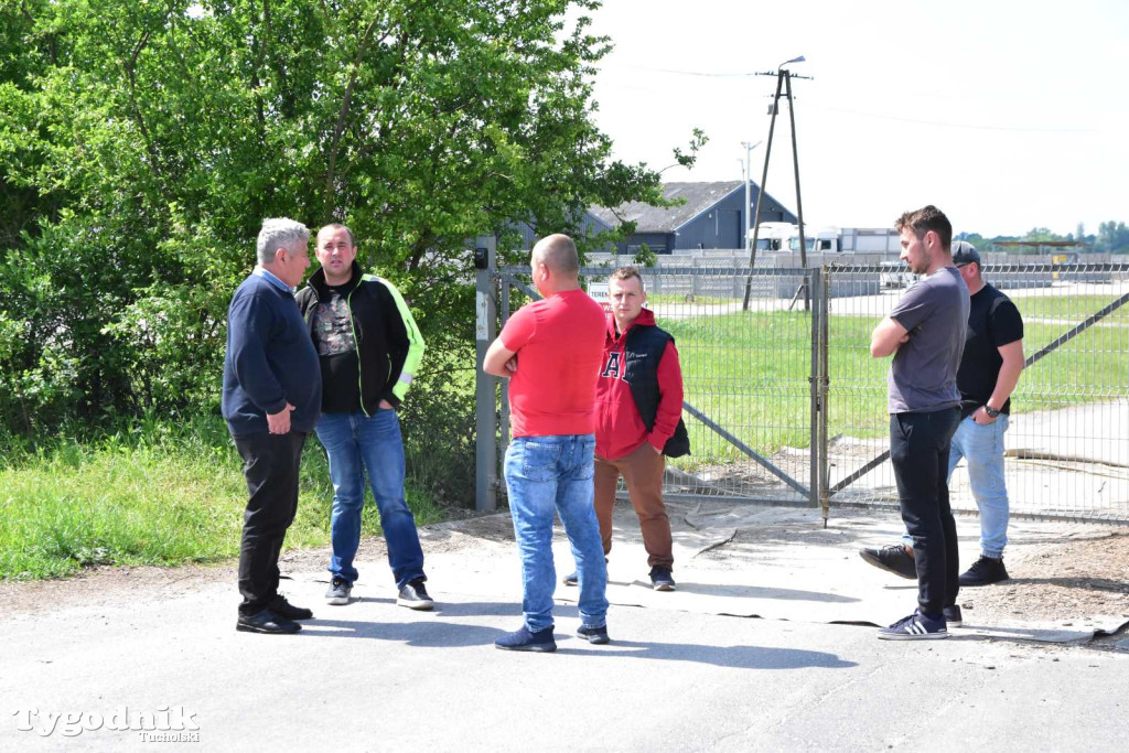 Poszkodowani rolnicy ponownie pod firmą w Sartowicach! Spotkanie w nerwowym oczekiwaniu na właściciela skupu bydła