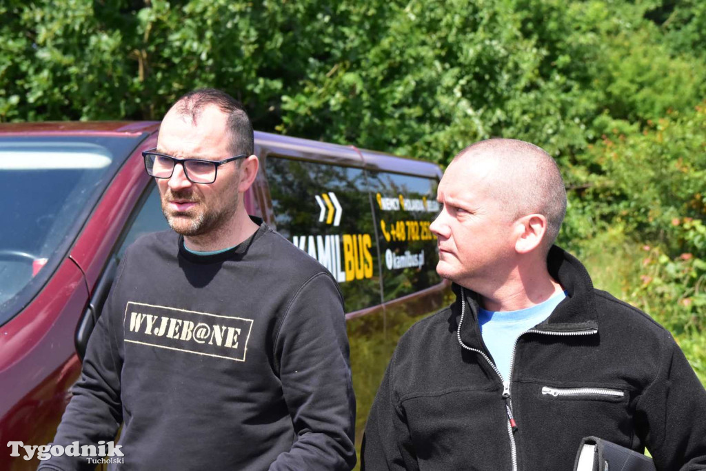 Poszkodowani rolnicy ponownie pod firmą w Sartowicach! Spotkanie w nerwowym oczekiwaniu na właściciela skupu bydła