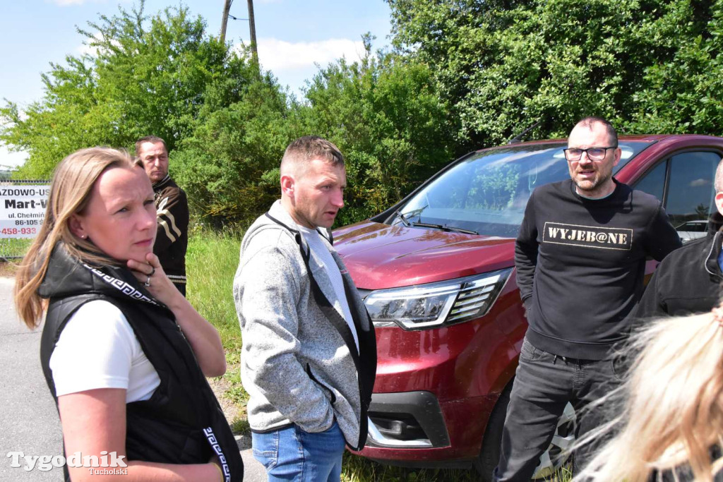 Poszkodowani rolnicy ponownie pod firmą w Sartowicach! Spotkanie w nerwowym oczekiwaniu na właściciela skupu bydła