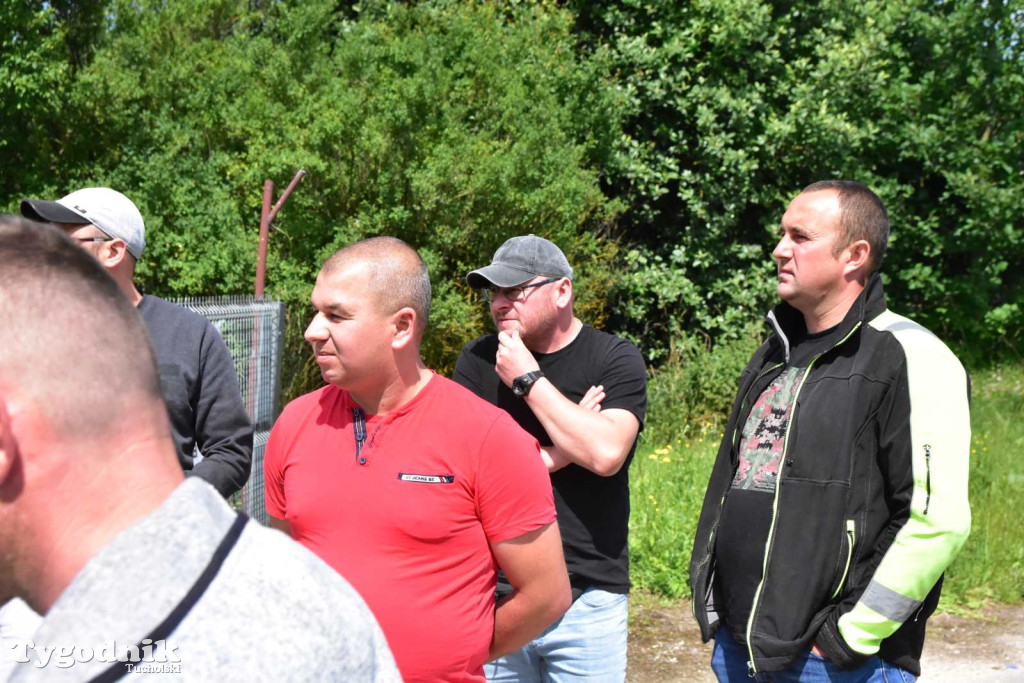 Poszkodowani rolnicy ponownie pod firmą w Sartowicach! Spotkanie w nerwowym oczekiwaniu na właściciela skupu bydła