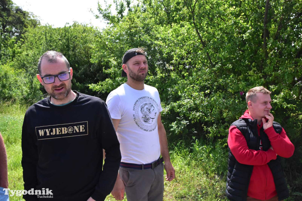 Poszkodowani rolnicy ponownie pod firmą w Sartowicach! Spotkanie w nerwowym oczekiwaniu na właściciela skupu bydła