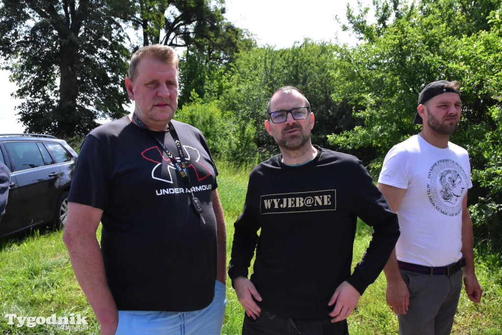 Poszkodowani rolnicy ponownie pod firmą w Sartowicach! Spotkanie w nerwowym oczekiwaniu na właściciela skupu bydła