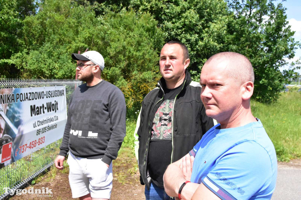Poszkodowani rolnicy ponownie pod firmą w Sartowicach! Spotkanie w nerwowym oczekiwaniu na właściciela skupu bydła