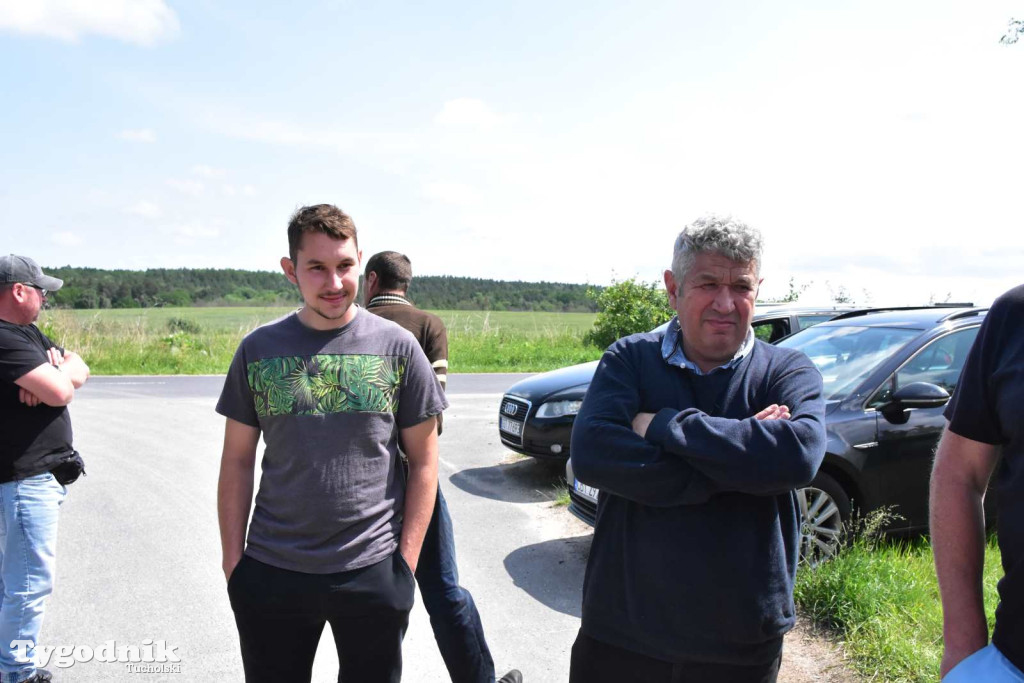 Poszkodowani rolnicy ponownie pod firmą w Sartowicach! Spotkanie w nerwowym oczekiwaniu na właściciela skupu bydła