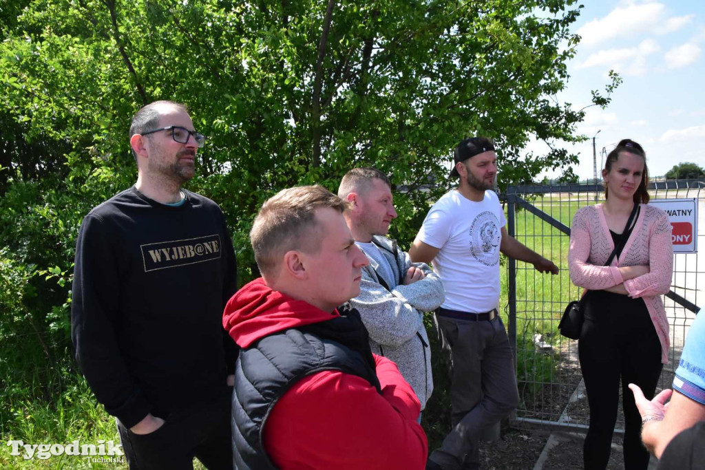 Poszkodowani rolnicy ponownie pod firmą w Sartowicach! Spotkanie w nerwowym oczekiwaniu na właściciela skupu bydła