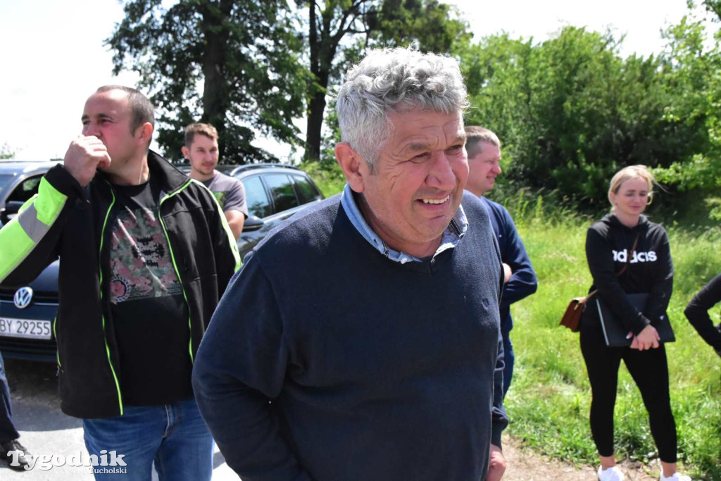 Poszkodowani rolnicy ponownie pod firmą w Sartowicach! Spotkanie w nerwowym oczekiwaniu na właściciela skupu bydła