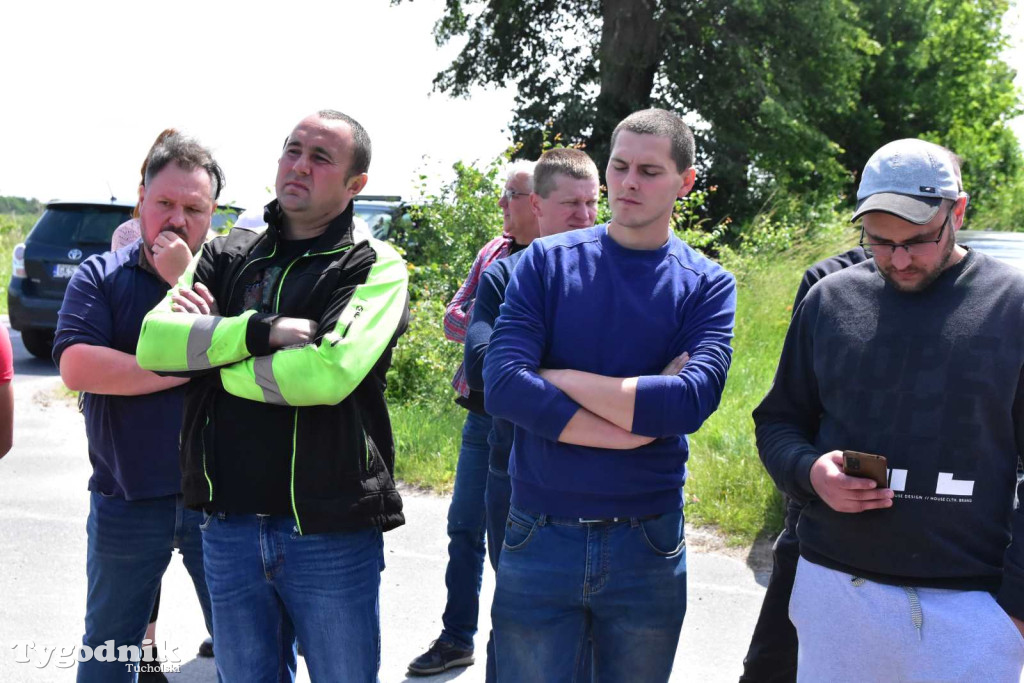 Poszkodowani rolnicy ponownie pod firmą w Sartowicach! Spotkanie w nerwowym oczekiwaniu na właściciela skupu bydła