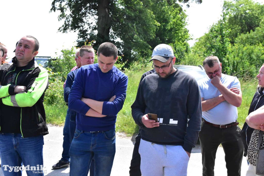 Poszkodowani rolnicy ponownie pod firmą w Sartowicach! Spotkanie w nerwowym oczekiwaniu na właściciela skupu bydła