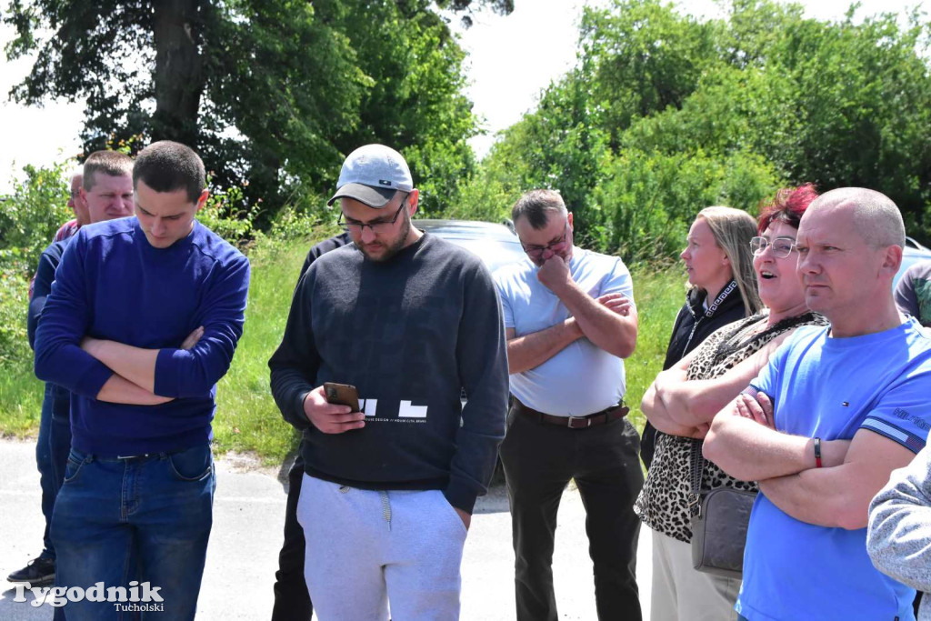 Poszkodowani rolnicy ponownie pod firmą w Sartowicach! Spotkanie w nerwowym oczekiwaniu na właściciela skupu bydła