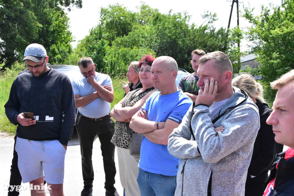 Poszkodowani rolnicy ponownie pod firmą w Sartowicach! Spotkanie w nerwowym oczekiwaniu na właściciela skupu bydła