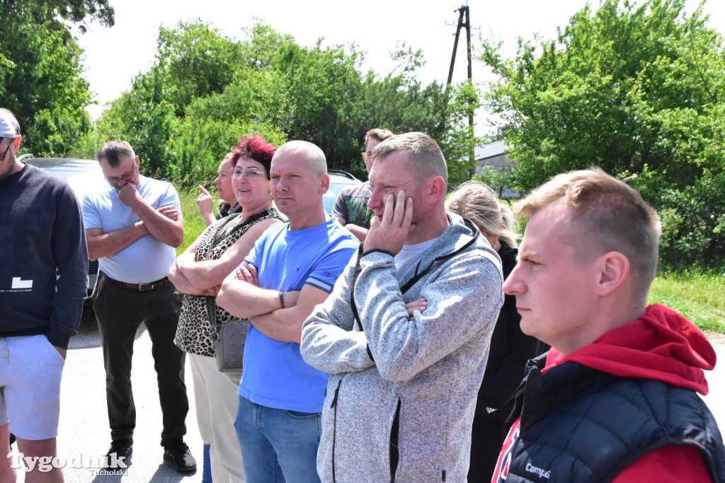 Poszkodowani rolnicy ponownie pod firmą w Sartowicach! Spotkanie w nerwowym oczekiwaniu na właściciela skupu bydła