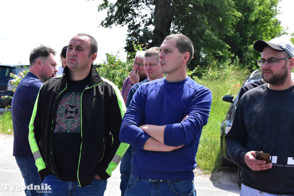 Poszkodowani rolnicy ponownie pod firmą w Sartowicach! Spotkanie w nerwowym oczekiwaniu na właściciela skupu bydła