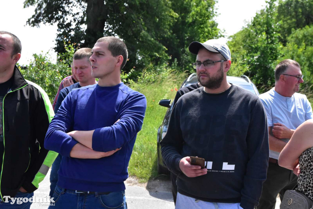 Poszkodowani rolnicy ponownie pod firmą w Sartowicach! Spotkanie w nerwowym oczekiwaniu na właściciela skupu bydła