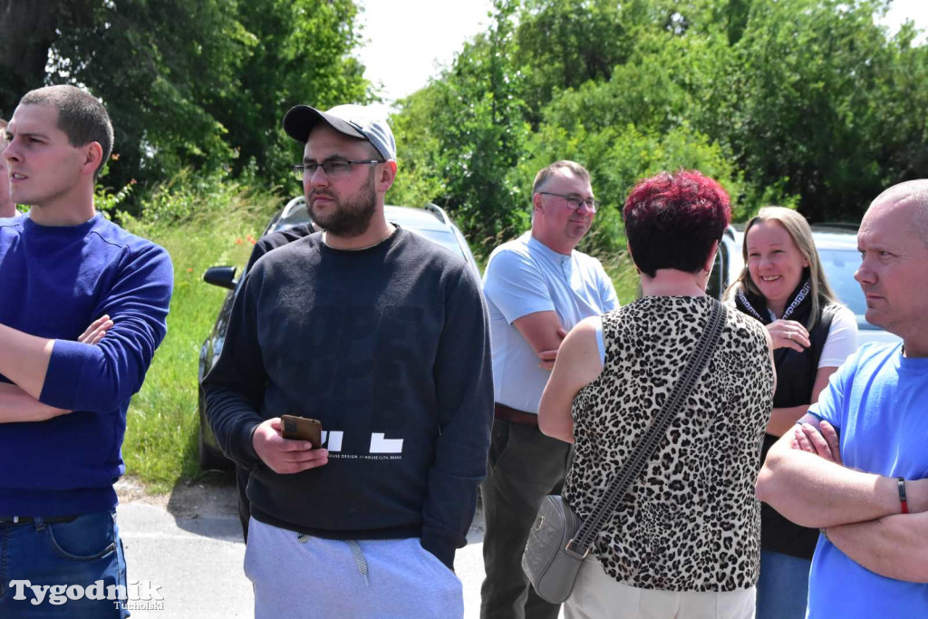 Poszkodowani rolnicy ponownie pod firmą w Sartowicach! Spotkanie w nerwowym oczekiwaniu na właściciela skupu bydła