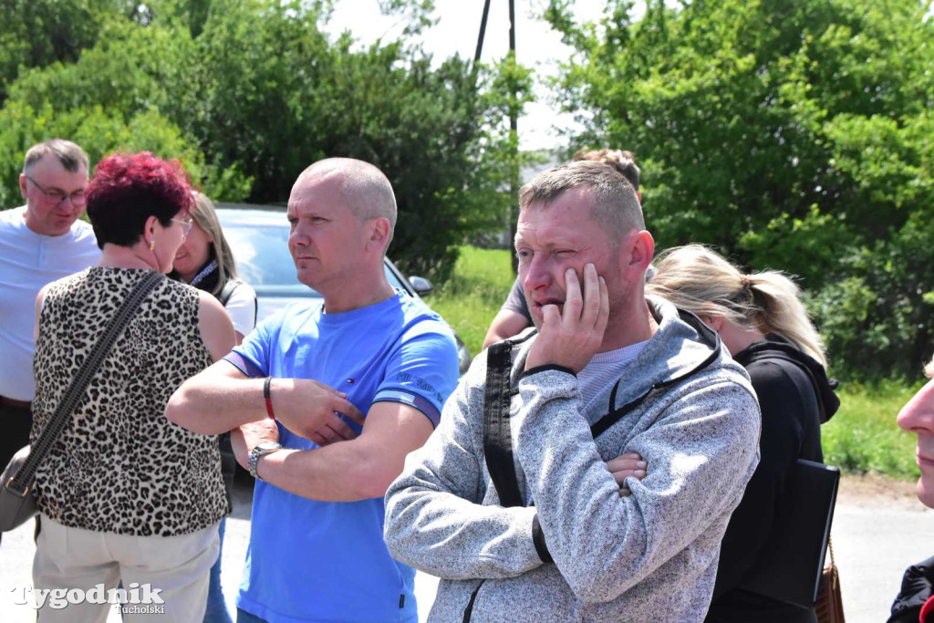 Poszkodowani rolnicy ponownie pod firmą w Sartowicach! Spotkanie w nerwowym oczekiwaniu na właściciela skupu bydła