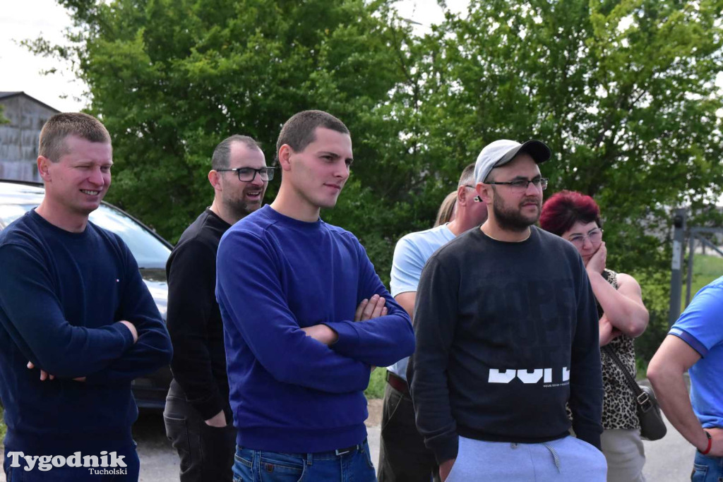 Poszkodowani rolnicy ponownie pod firmą w Sartowicach! Spotkanie w nerwowym oczekiwaniu na właściciela skupu bydła