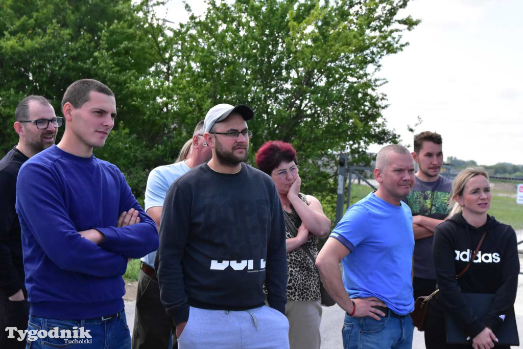 Poszkodowani rolnicy ponownie pod firmą w Sartowicach! Spotkanie w nerwowym oczekiwaniu na właściciela skupu bydła