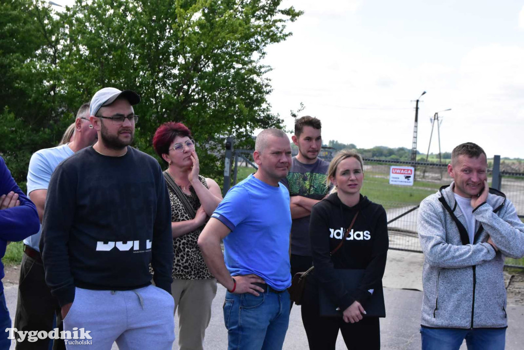 Poszkodowani rolnicy ponownie pod firmą w Sartowicach! Spotkanie w nerwowym oczekiwaniu na właściciela skupu bydła