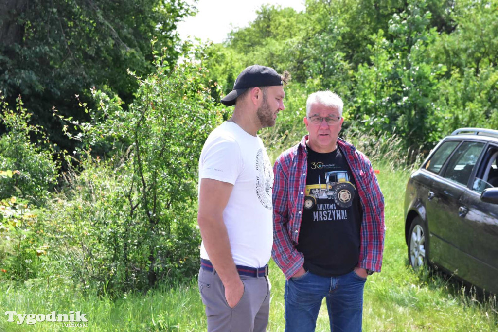 Poszkodowani rolnicy ponownie pod firmą w Sartowicach! Spotkanie w nerwowym oczekiwaniu na właściciela skupu bydła