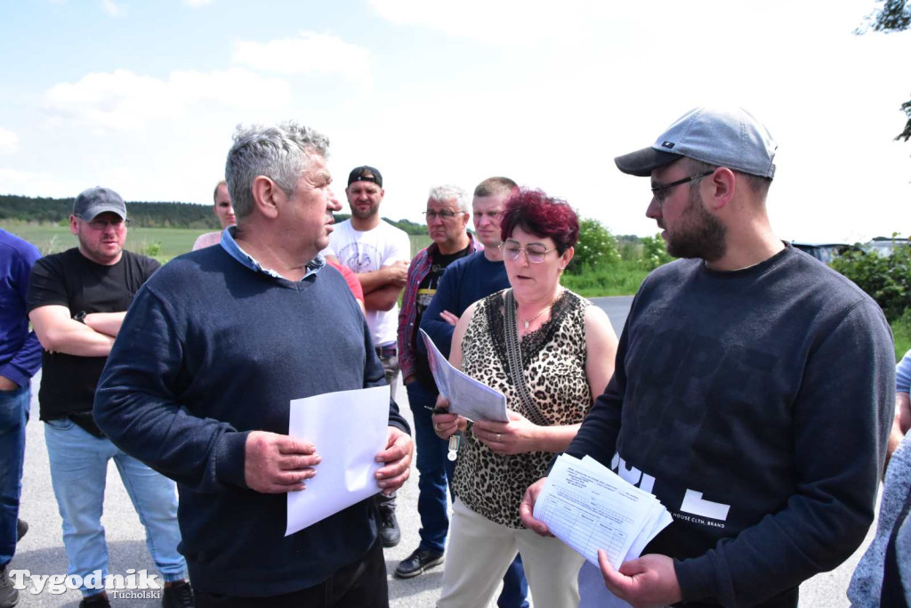 Poszkodowani rolnicy ponownie pod firmą w Sartowicach! Spotkanie w nerwowym oczekiwaniu na właściciela skupu bydła