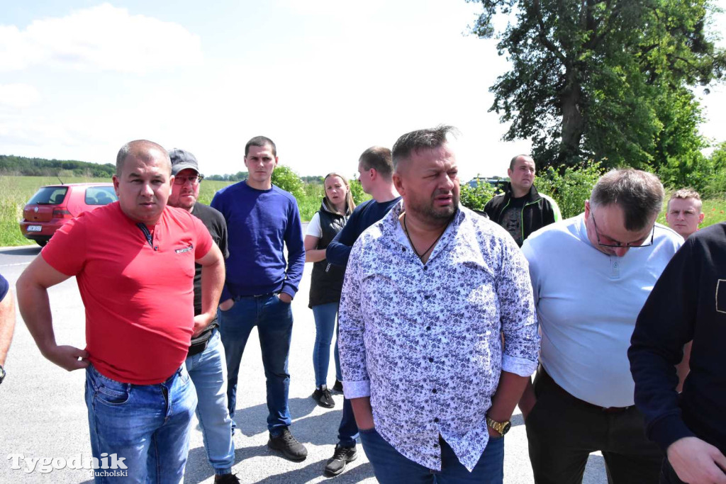 Poszkodowani rolnicy ponownie pod firmą w Sartowicach! Spotkanie w nerwowym oczekiwaniu na właściciela skupu bydła
