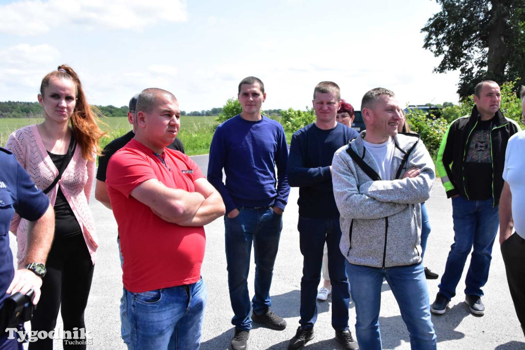 Poszkodowani rolnicy ponownie pod firmą w Sartowicach! Spotkanie w nerwowym oczekiwaniu na właściciela skupu bydła