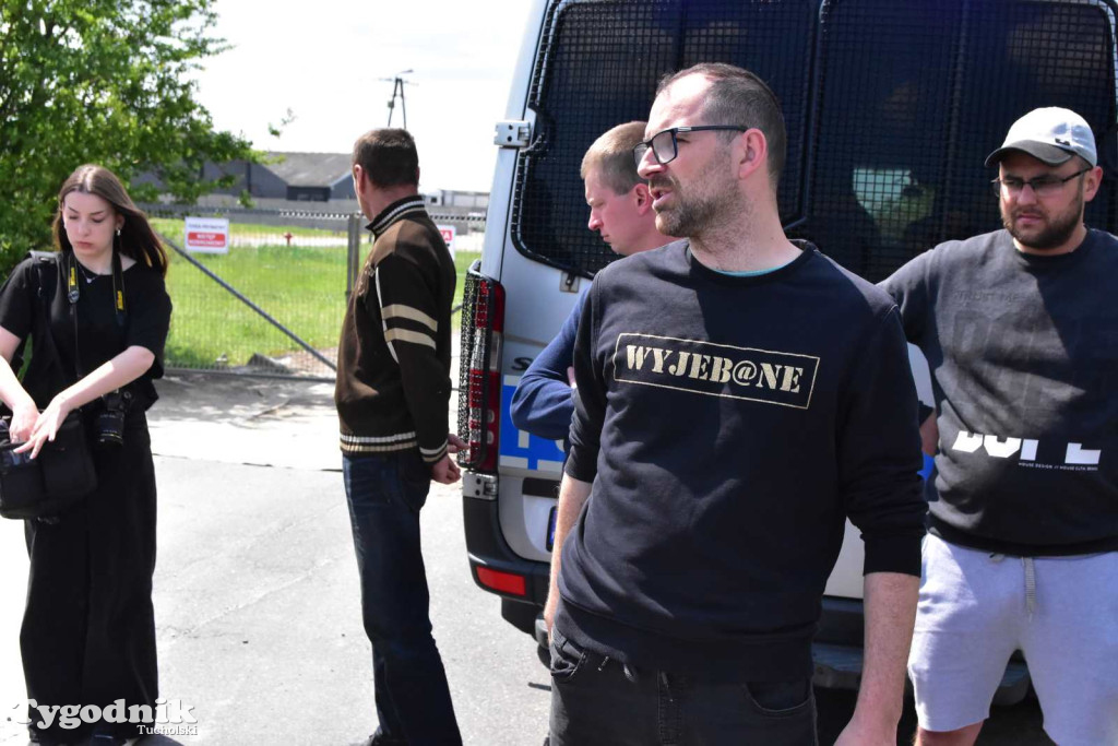 Poszkodowani rolnicy ponownie pod firmą w Sartowicach! Spotkanie w nerwowym oczekiwaniu na właściciela skupu bydła