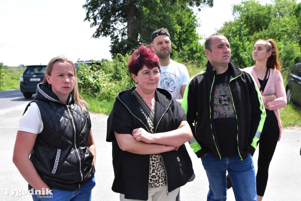 Poszkodowani rolnicy ponownie pod firmą w Sartowicach! Spotkanie w nerwowym oczekiwaniu na właściciela skupu bydła