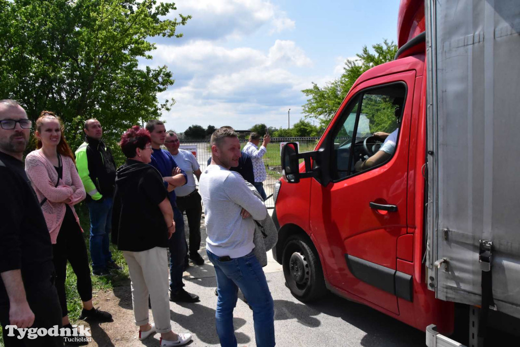 Poszkodowani rolnicy ponownie pod firmą w Sartowicach! Spotkanie w nerwowym oczekiwaniu na właściciela skupu bydła