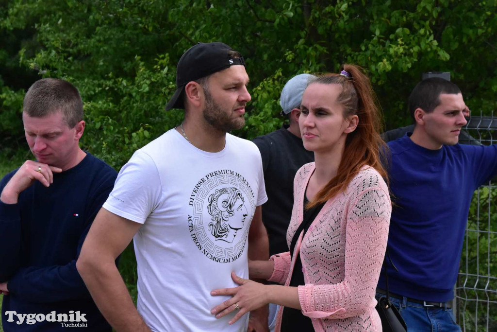 Poszkodowani rolnicy ponownie pod firmą w Sartowicach! Spotkanie w nerwowym oczekiwaniu na właściciela skupu bydła