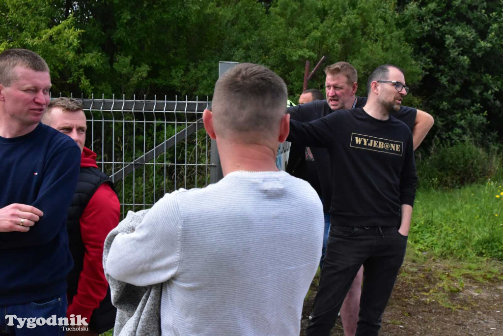Poszkodowani rolnicy ponownie pod firmą w Sartowicach! Spotkanie w nerwowym oczekiwaniu na właściciela skupu bydła