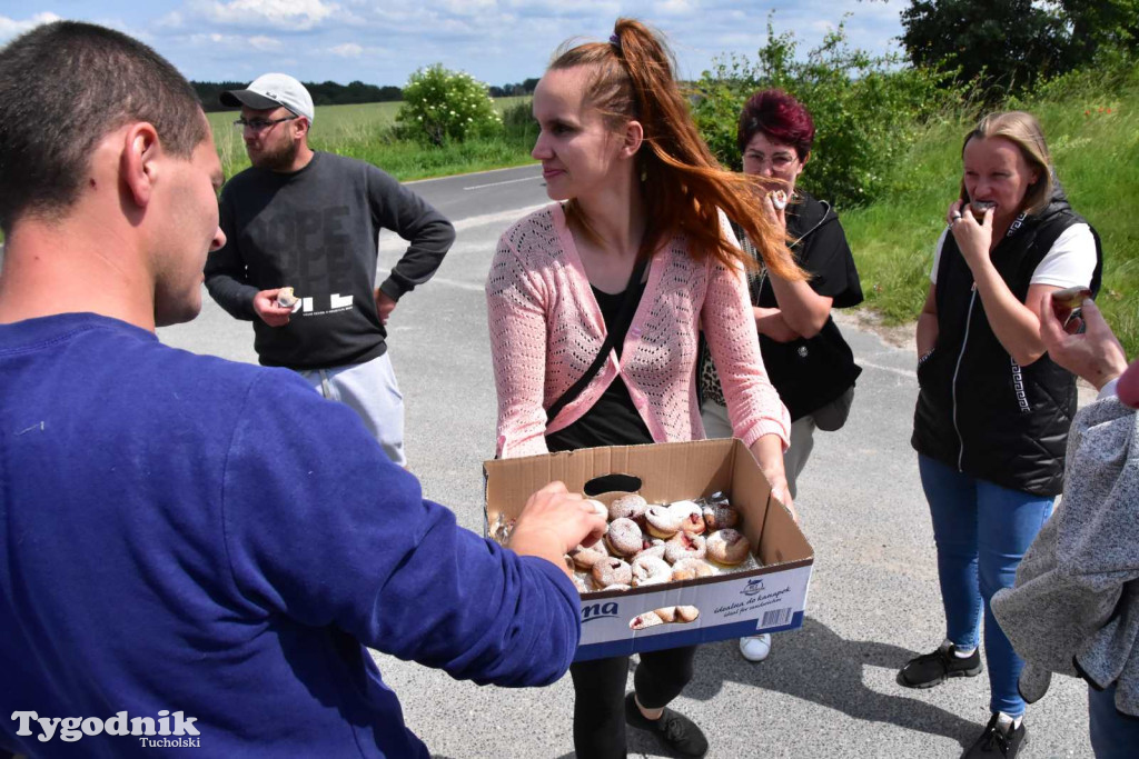 Poszkodowani rolnicy ponownie pod firmą w Sartowicach! Spotkanie w nerwowym oczekiwaniu na właściciela skupu bydła
