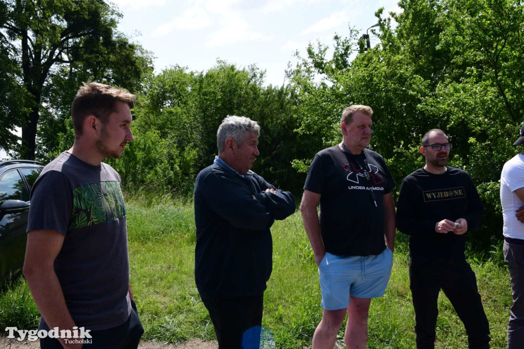 Poszkodowani rolnicy ponownie pod firmą w Sartowicach! Spotkanie w nerwowym oczekiwaniu na właściciela skupu bydła