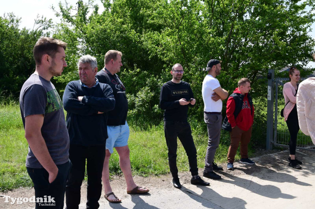 Poszkodowani rolnicy ponownie pod firmą w Sartowicach! Spotkanie w nerwowym oczekiwaniu na właściciela skupu bydła