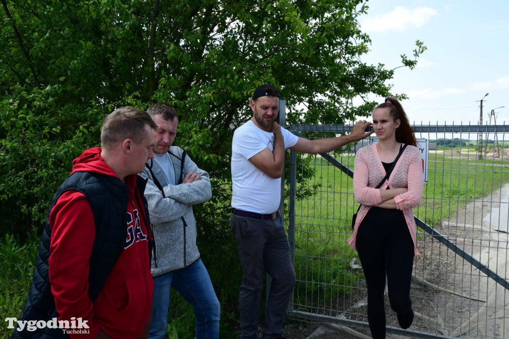 Poszkodowani rolnicy ponownie pod firmą w Sartowicach! Spotkanie w nerwowym oczekiwaniu na właściciela skupu bydła