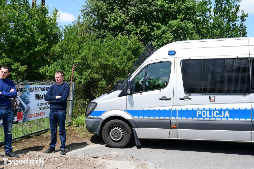 Poszkodowani rolnicy ponownie pod firmą w Sartowicach! Spotkanie w nerwowym oczekiwaniu na właściciela skupu bydła