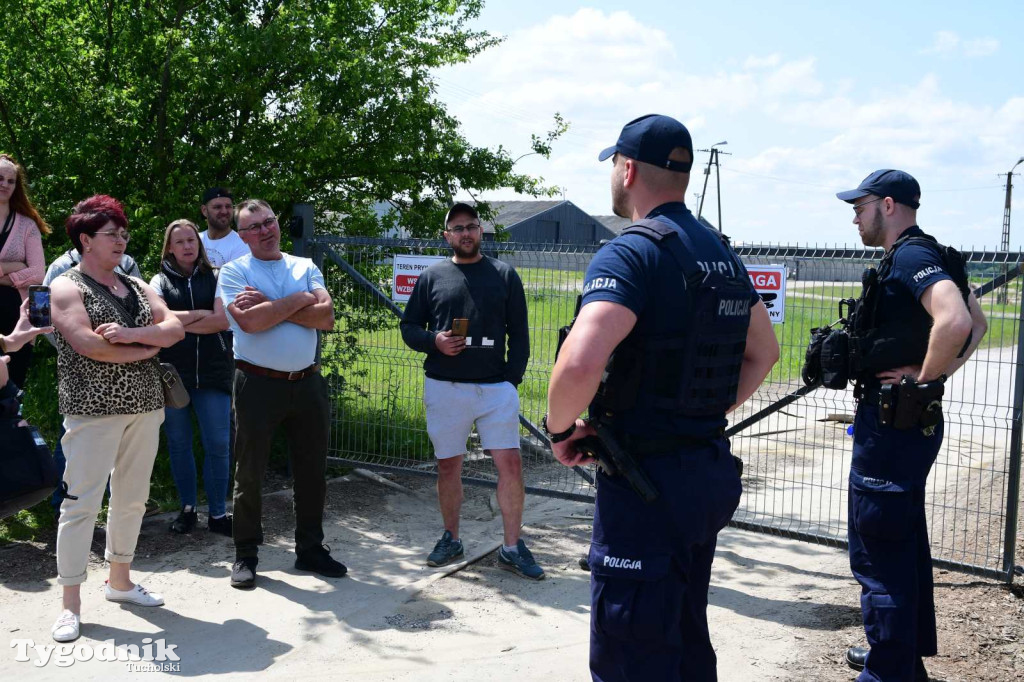 Poszkodowani rolnicy ponownie pod firmą w Sartowicach! Spotkanie w nerwowym oczekiwaniu na właściciela skupu bydła