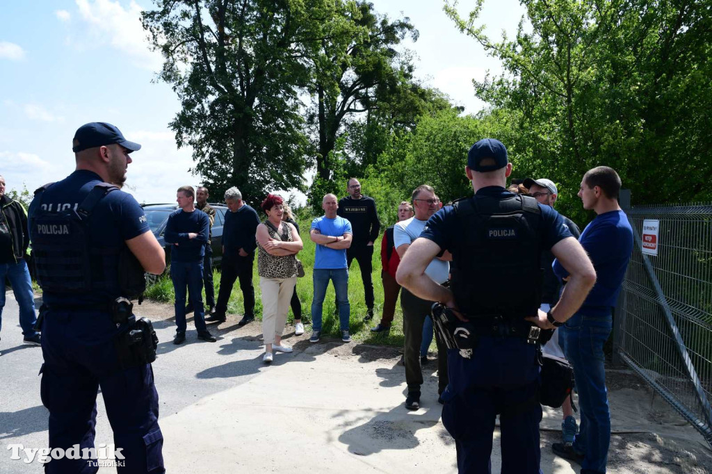 Poszkodowani rolnicy ponownie pod firmą w Sartowicach! Spotkanie w nerwowym oczekiwaniu na właściciela skupu bydła