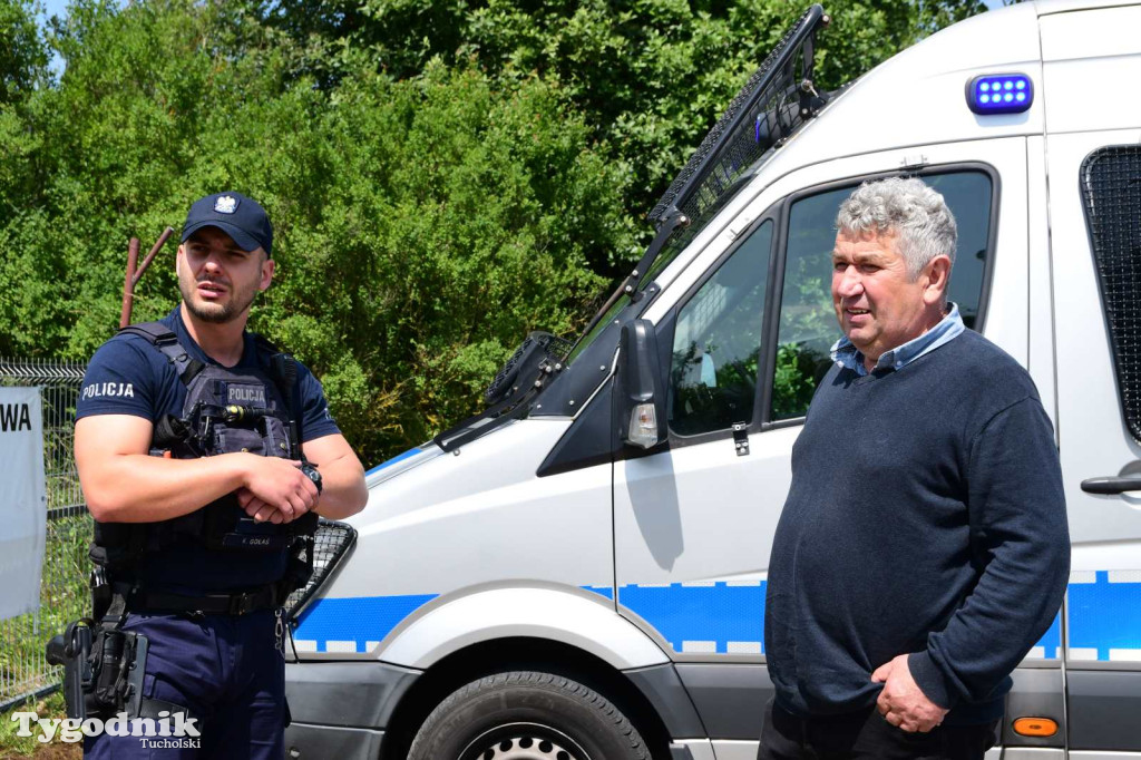 Poszkodowani rolnicy ponownie pod firmą w Sartowicach! Spotkanie w nerwowym oczekiwaniu na właściciela skupu bydła