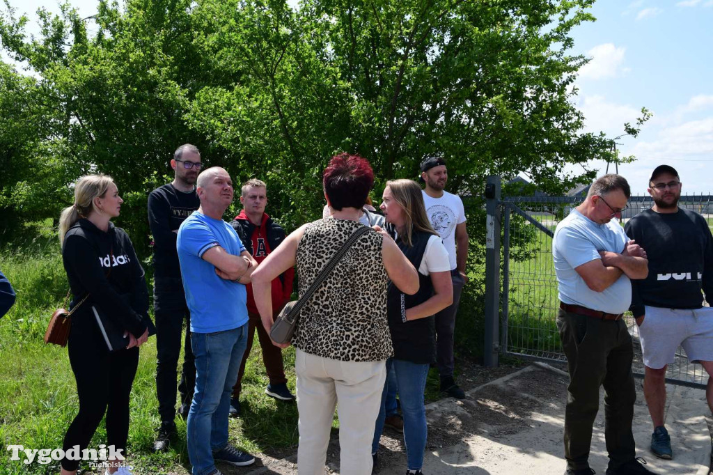 Poszkodowani rolnicy ponownie pod firmą w Sartowicach! Spotkanie w nerwowym oczekiwaniu na właściciela skupu bydła