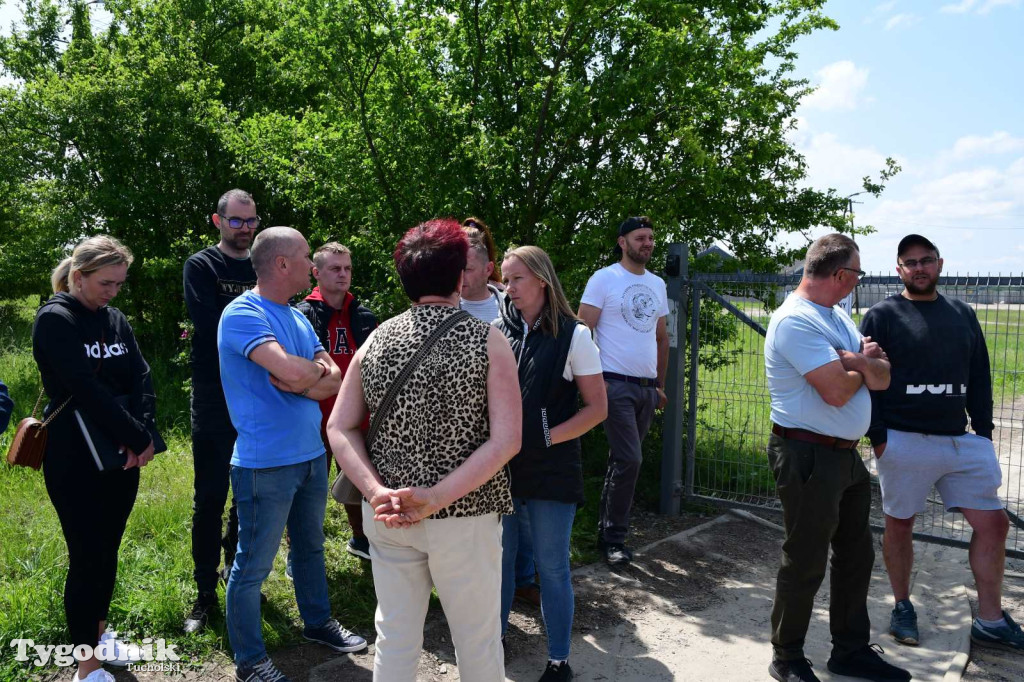 Poszkodowani rolnicy ponownie pod firmą w Sartowicach! Spotkanie w nerwowym oczekiwaniu na właściciela skupu bydła