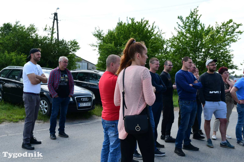 Poszkodowani rolnicy ponownie pod firmą w Sartowicach! Spotkanie w nerwowym oczekiwaniu na właściciela skupu bydła