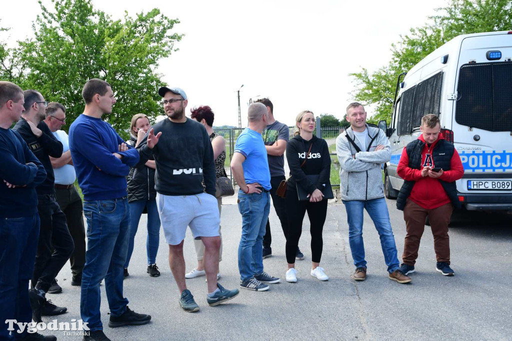 Poszkodowani rolnicy ponownie pod firmą w Sartowicach! Spotkanie w nerwowym oczekiwaniu na właściciela skupu bydła