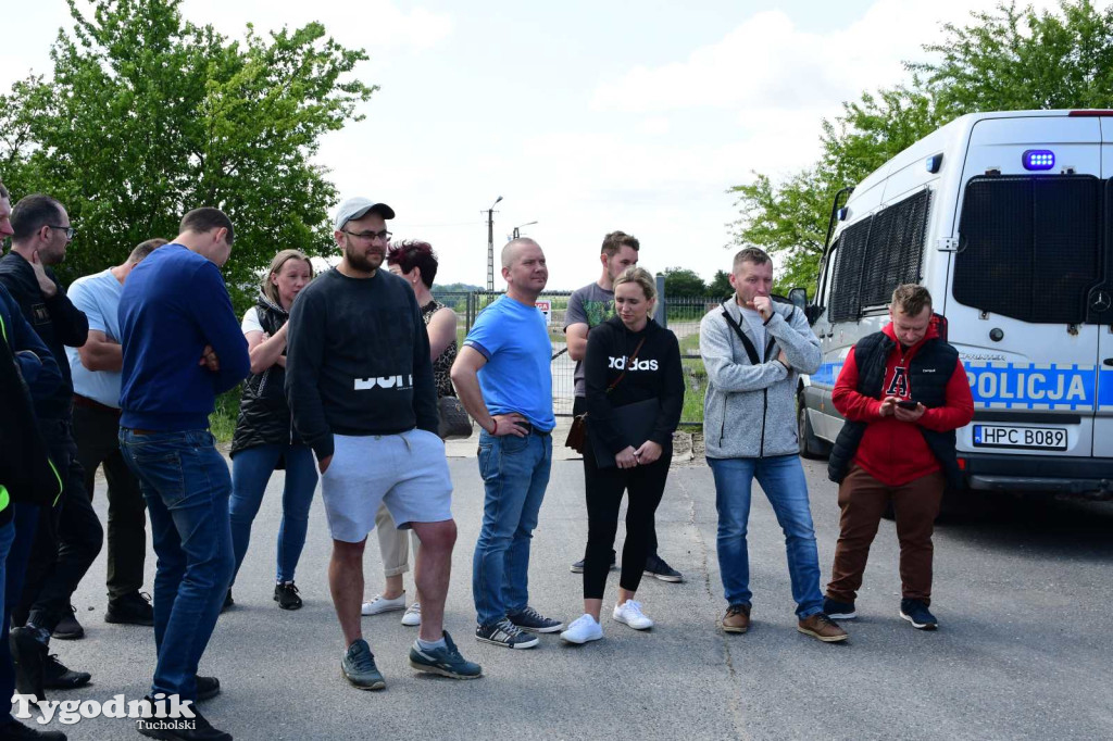 Poszkodowani rolnicy ponownie pod firmą w Sartowicach! Spotkanie w nerwowym oczekiwaniu na właściciela skupu bydła